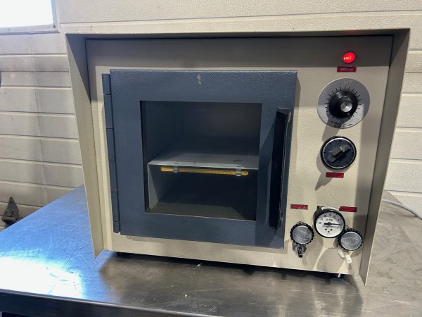 Small vacuum oven